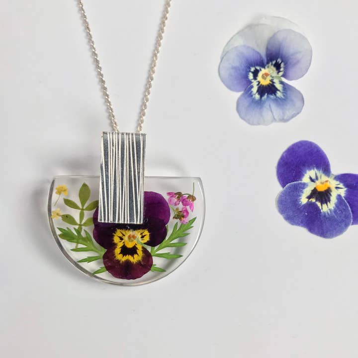 Belart Fair Trade - Venta al por mayor Collares con colgantes/abalorios - Colgante de viola de media luna botánica con acento rectangular