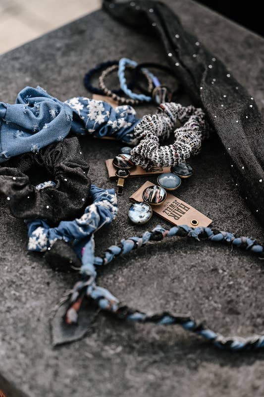 Hairjewelz by Elle – Engroshandel Scrunchie – Kvinder – Scrunchie Maxi „Broderi Jeans“ - Blå4