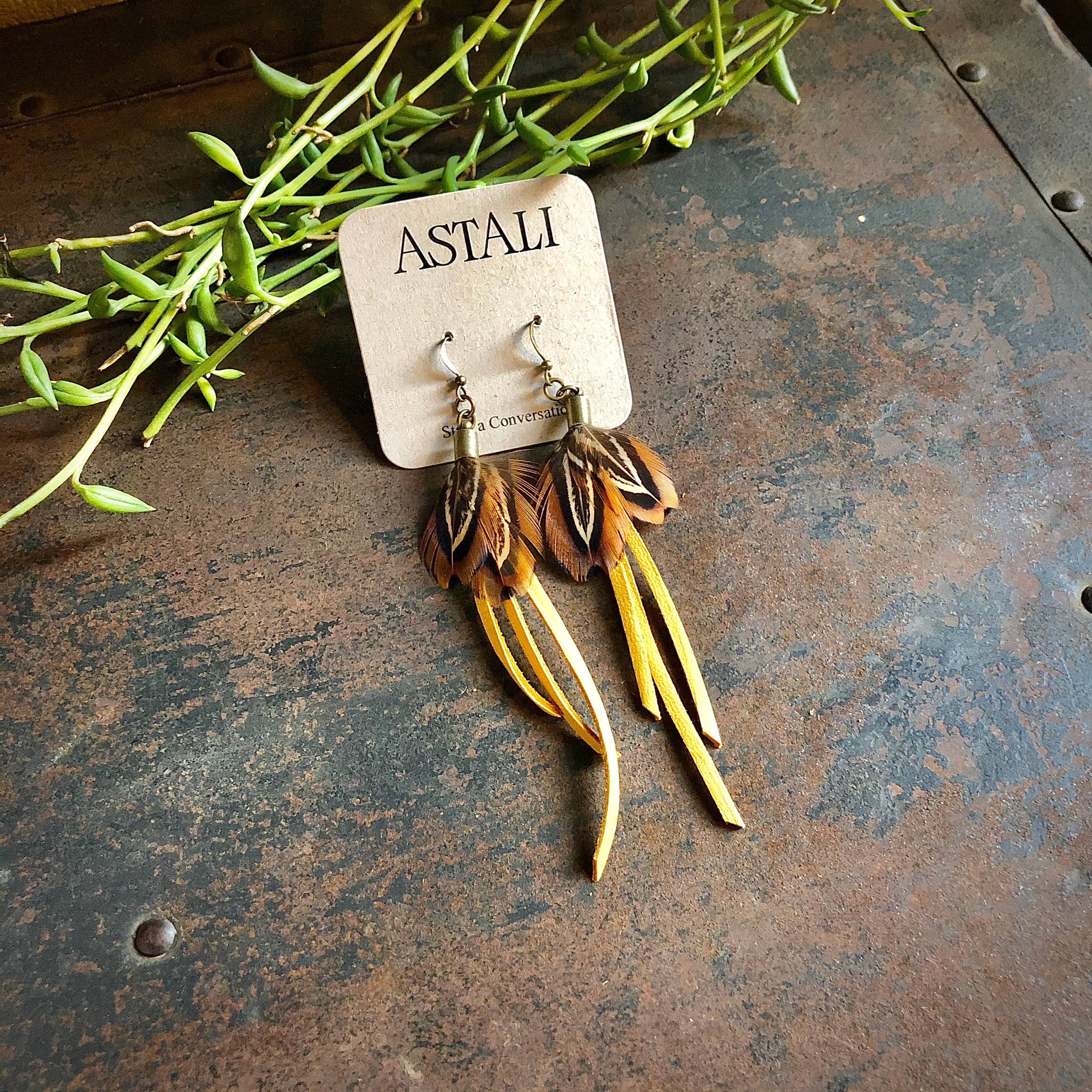 ASTALI - Wholesale Kwastjesoorbellen - Mini-oorbellen met veren - goudleer en fazantenveren9