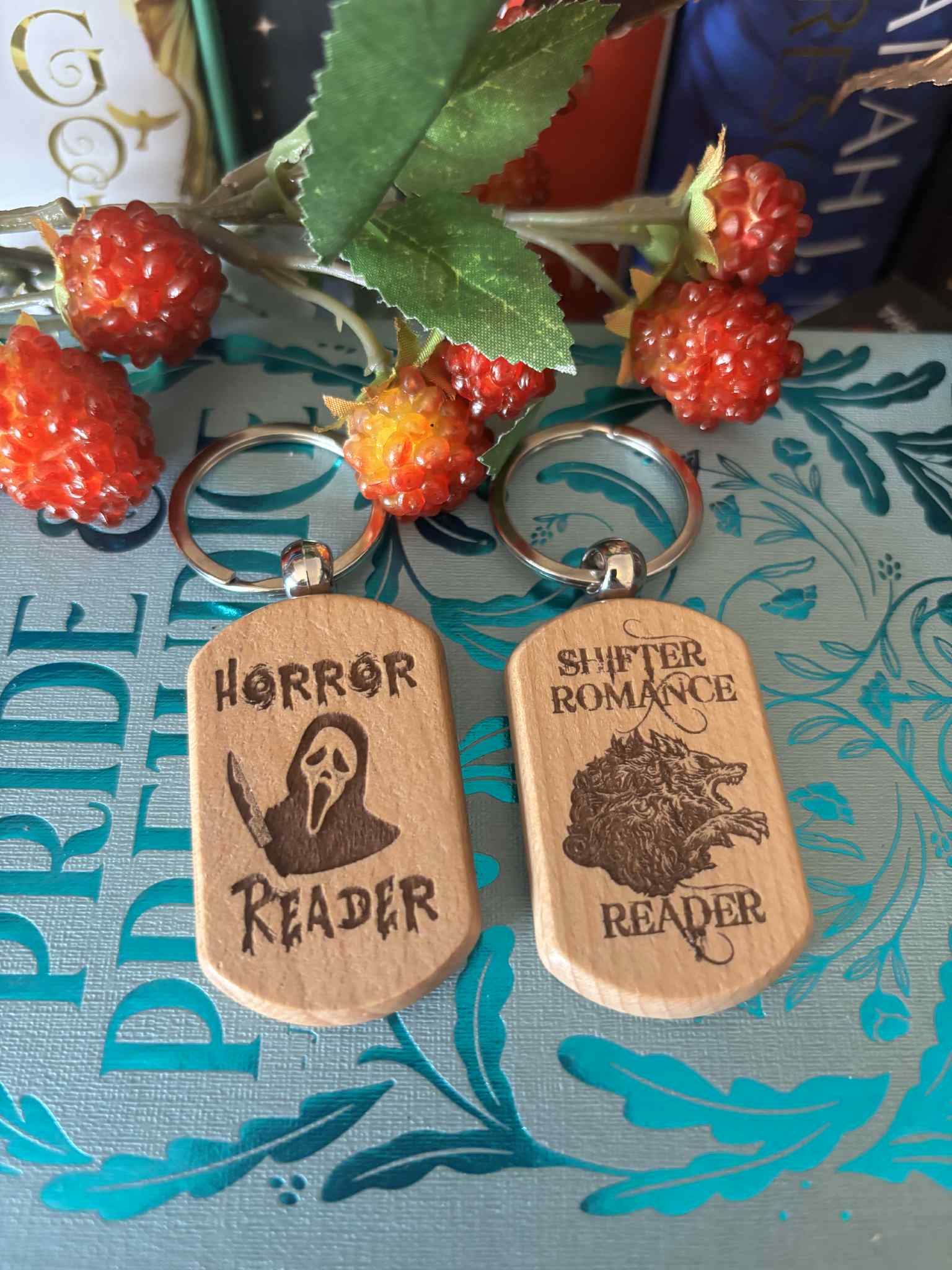 Cryptid Creations - Venta al por mayor Llavero - Unisex - Llavero temático de libro de madera grabado con láser0