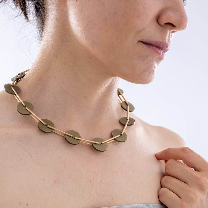 Kurze Halskette aus PVC und verzinkten Messingrohren „Carter Metal Round“ für den Großhandel von Rosalba Galati SRL