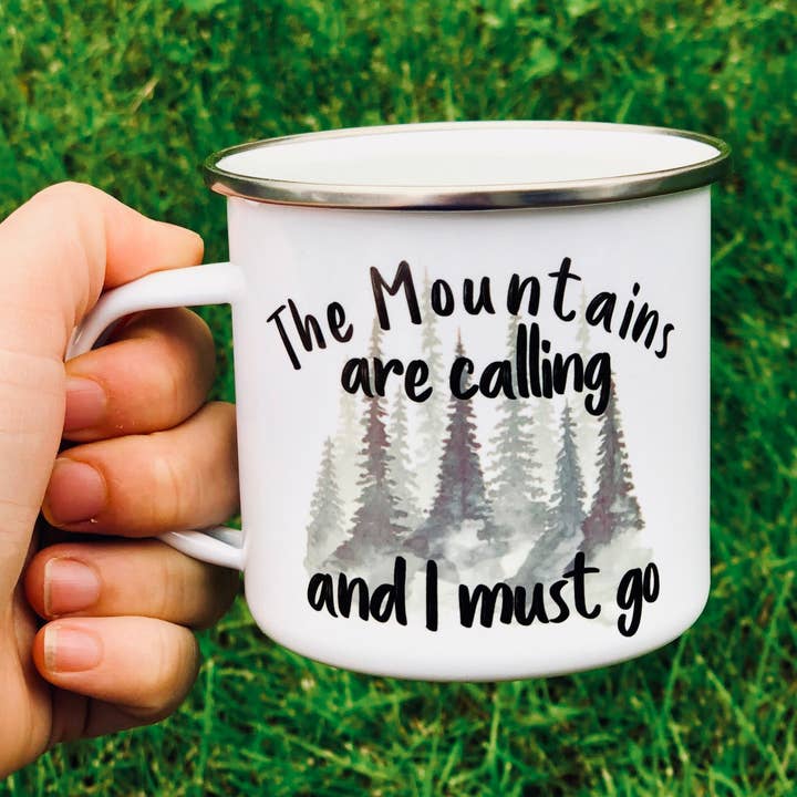 Tazza smaltata con scritta «The Mountains are Calling and I Must Go», tazza smaltata, tazza da campeggio, tazza avventura, tazza da esterno per la vendita all'ingrosso da parte di Fraser & Pine | Sweet Lavations