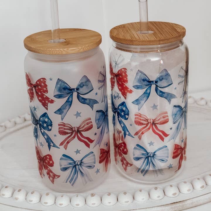Emma K Designs - Wholesale Drinking Glass/Cup - Patriotic Bows 16oz Glass Can Cup with Bamboo Lid6