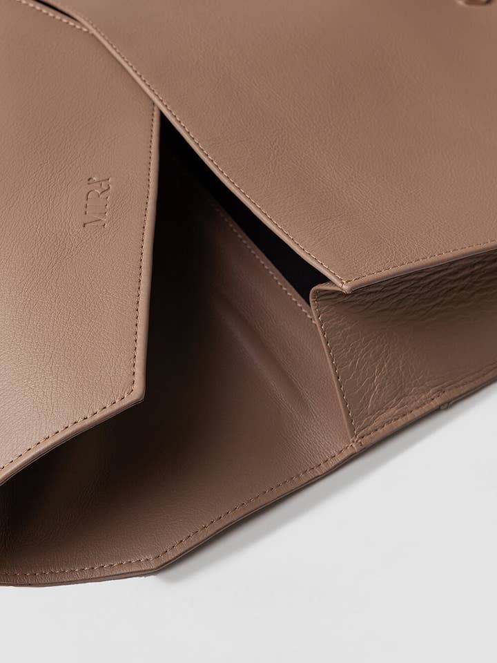 Laptoptas in taupekleurig leer voor wholesale door Mira Sleepwear