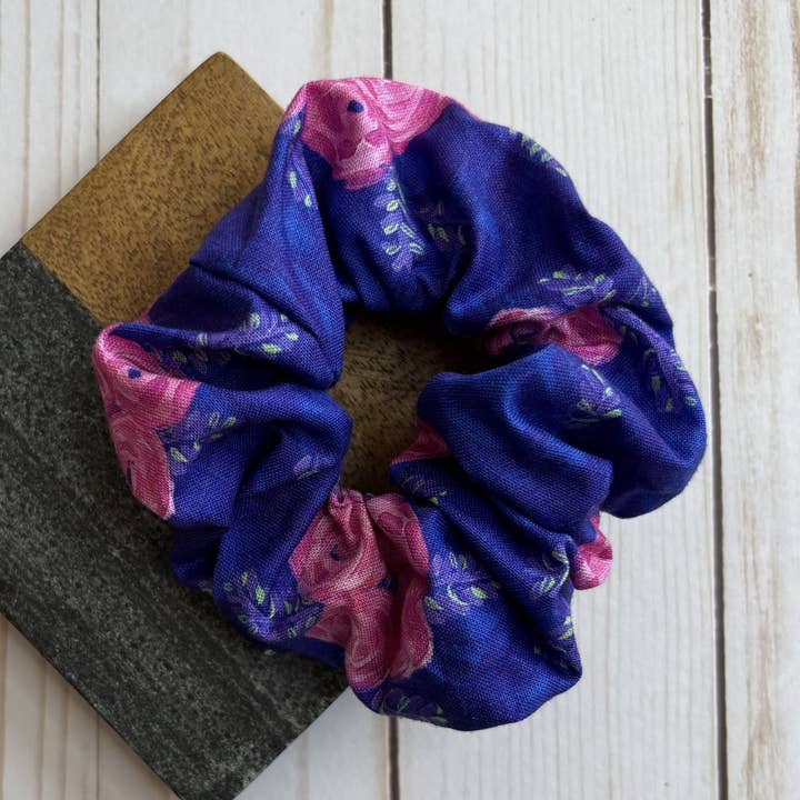 Blå med lyserøde blomster håndlavet scrunchie for engroshandel hos QuietJoy