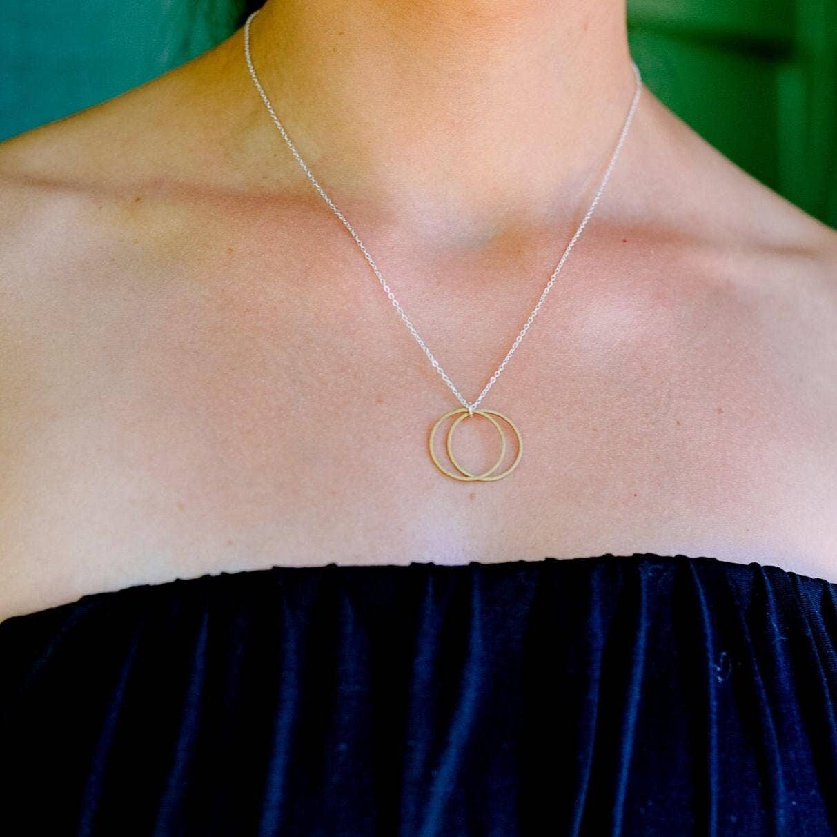 Sela+Sage – wholesale Hänge-/berlockhalsband – Halsband med öppna cirklar i vintage rå mässing och blandade metaller0