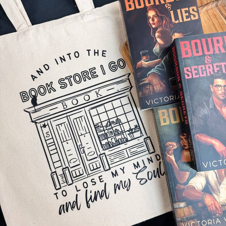 Sacola Tote 'Into the Bookstore I Go To Lose My Mind' em lona ecológica por atacado de The Swoon Room