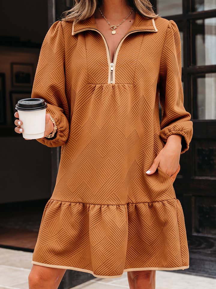 Robe courte texturée à manches bracelet et col zippé. pour la vente par FULL TIME PURCHASE