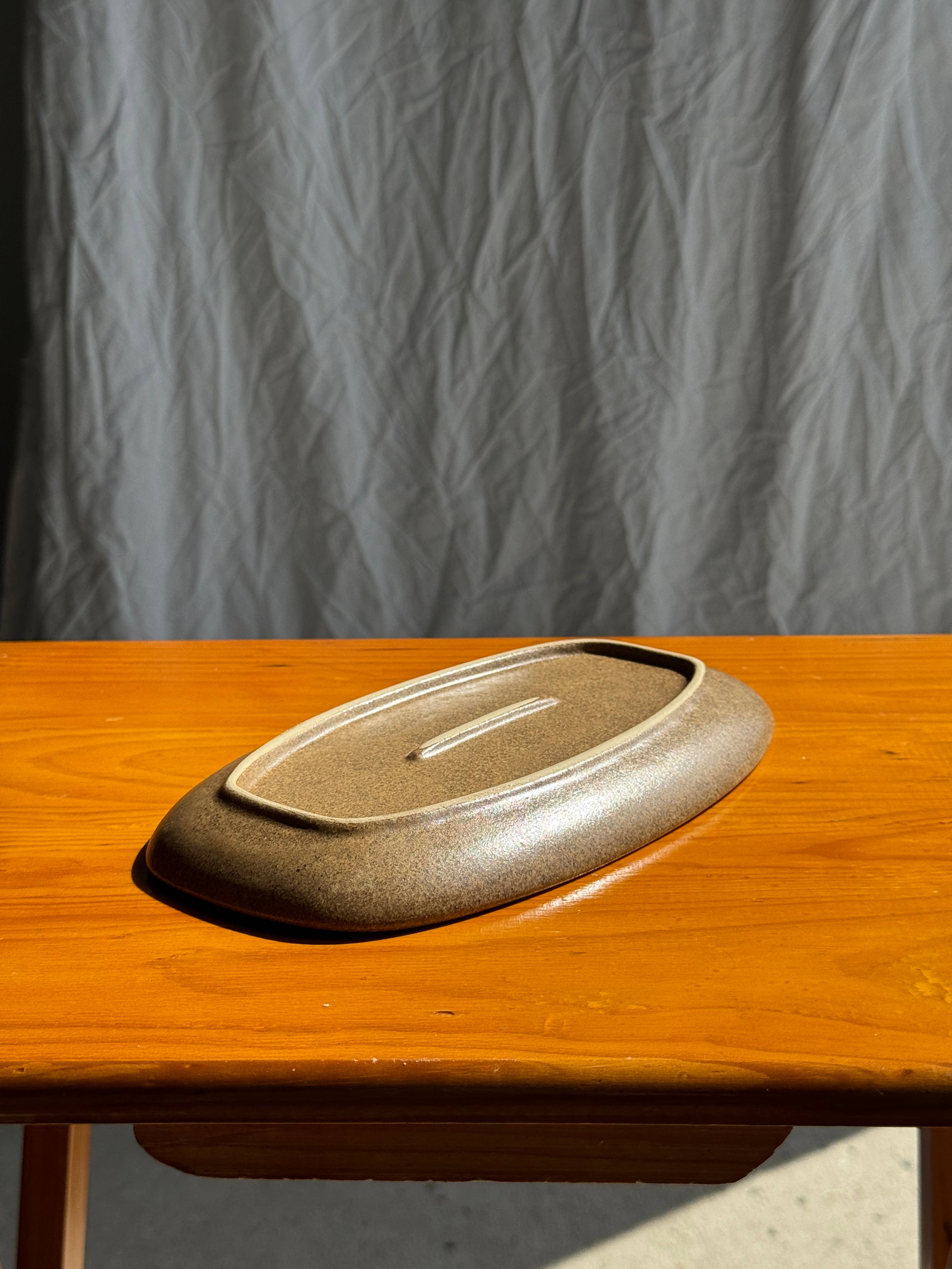 Small oval dish with speckled brown rectangular edges for wholesale on Faire4