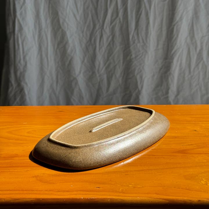 Small oval dish with speckled brown rectangular edges for wholesale on Faire4