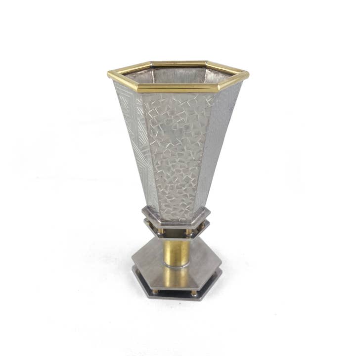 Joy Stember Metal Arts Studio LLC – Objeto de mesa decorativo por atacado – Taça Kiddush Hexagonal Collection Dinah