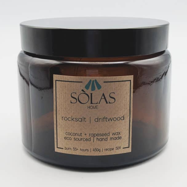 Bougie en pot ambré avec couvercle, 50cl, parfum de sel gemme et bois flotté pour la vente par SÒLAS Home