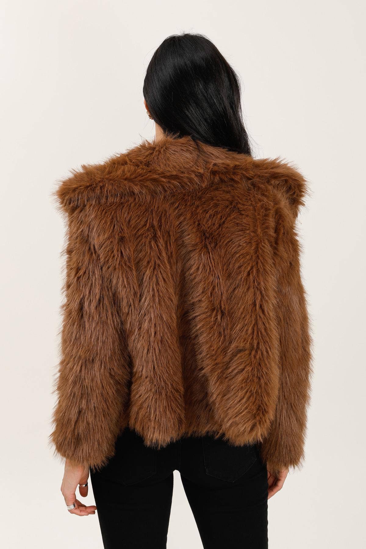 Attrait Paris – wholesale Päls/fuskpäls - Dam – Kort kappa i fuskpäls med lång lugg5