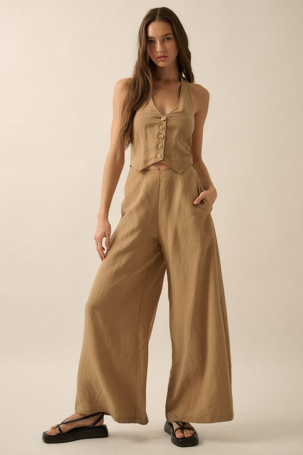Promesa USA – Großhandel Jumpsuit – Damen – Einfarbiger, texturierter, weit geschnittener Jumpsuit mit Neckholder und Weste12