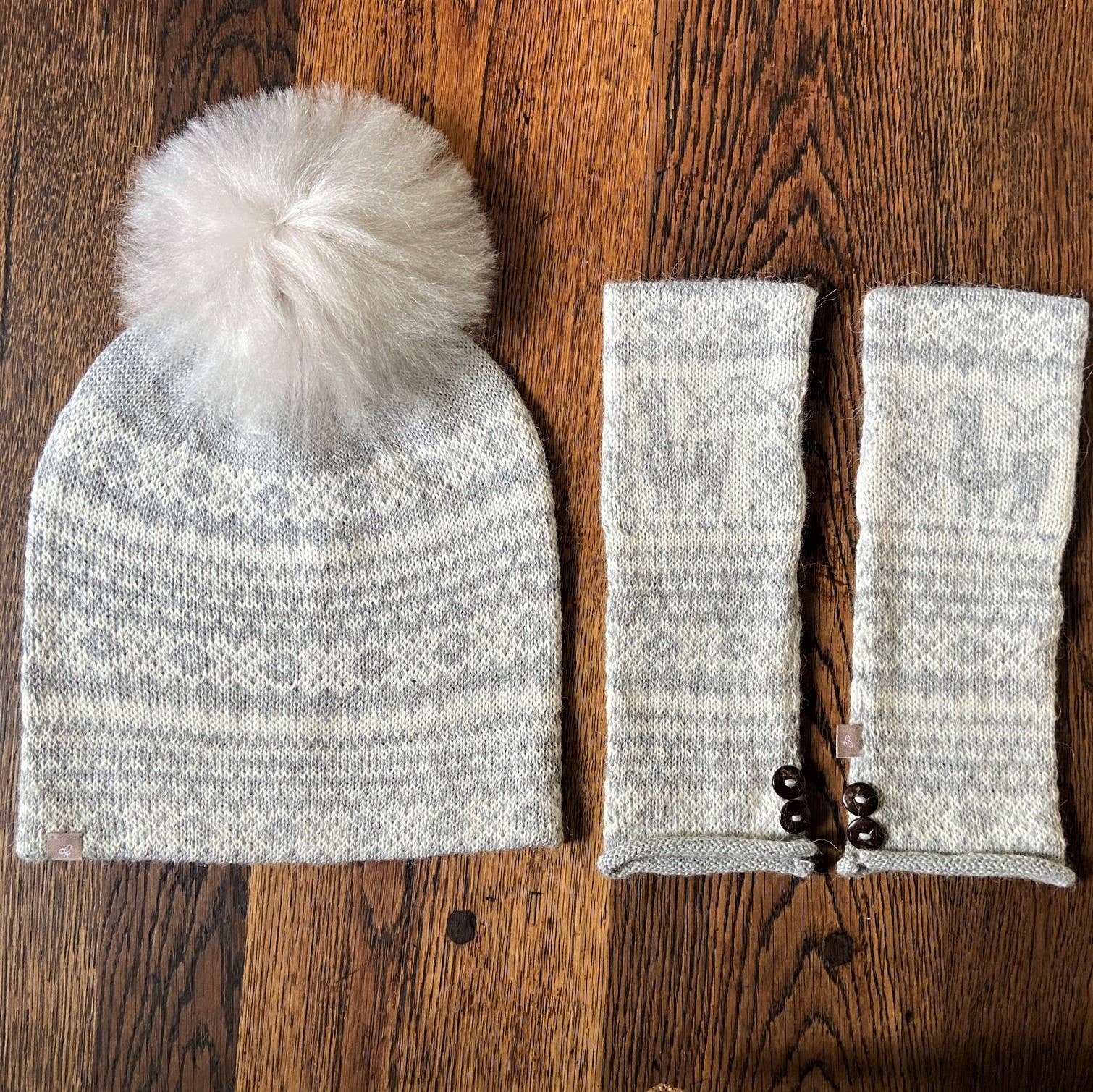 Samantha Holmes Alpaca Clothing and Gifts – Engroshandel Beanie - Dame – Alpaca Fair Isle-strikket hue med løs alpaka-pompon7