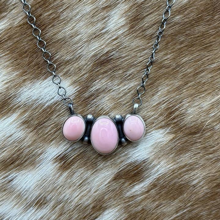 Navajo Handmade Sterling Silver Pink Conch Shell Cluster Bar Necklace 18” and other Purchase Wholesale conchiglie. Free Returns & Net 60 Terms on Faire trending on Faire.
