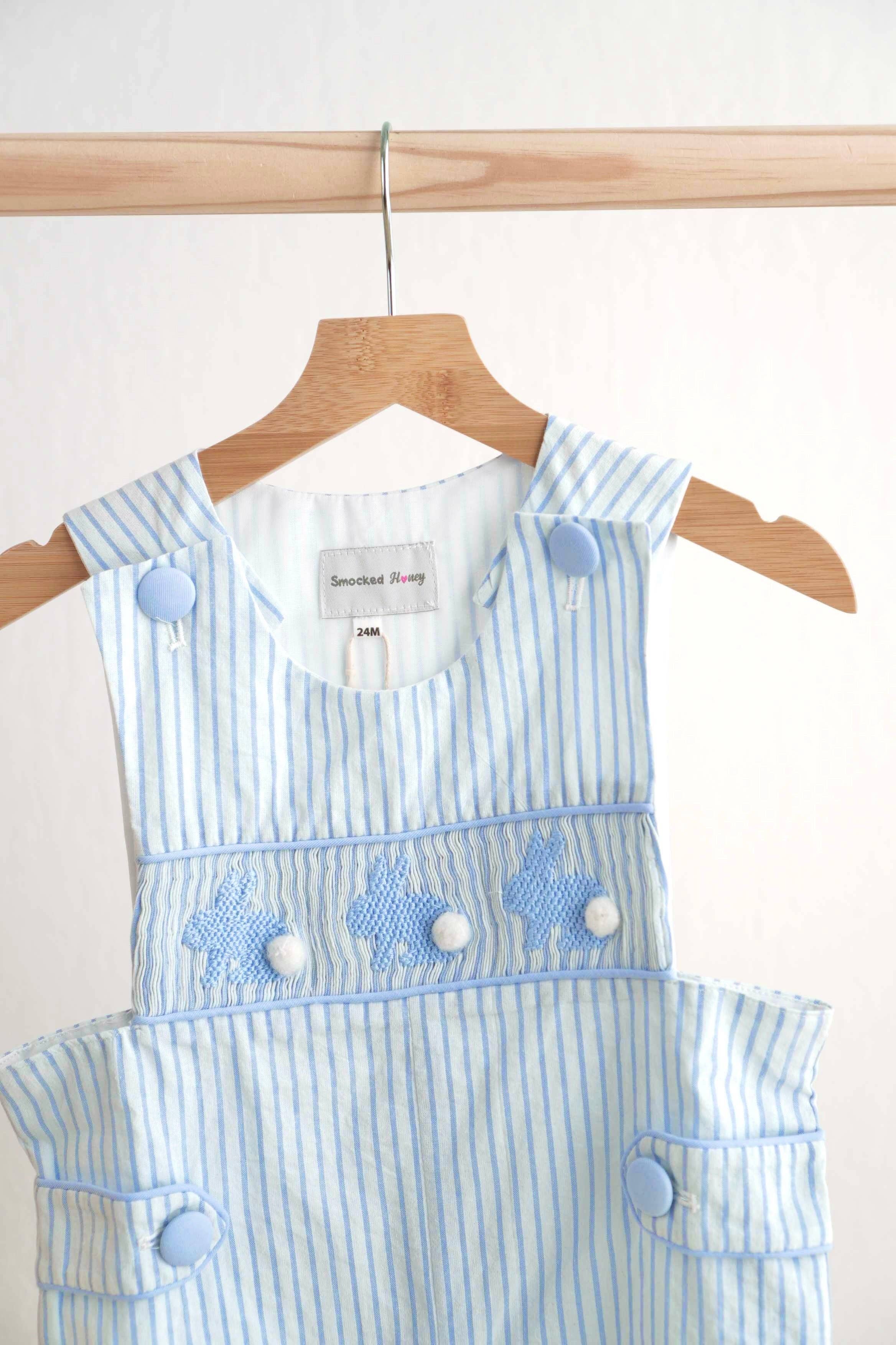 Aspen Rain Boutique - Venta al por mayor Peto - Bebés - Jonjon azul de niño con conejito de Pascua bordado a mano1