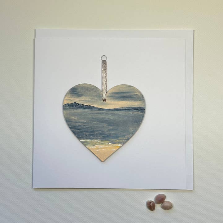 Biglietto ricordo, cuore da appendere dipinto a mano su cartoncino bianco per la vendita all'ingrosso da parte di Mi Designs, Moray