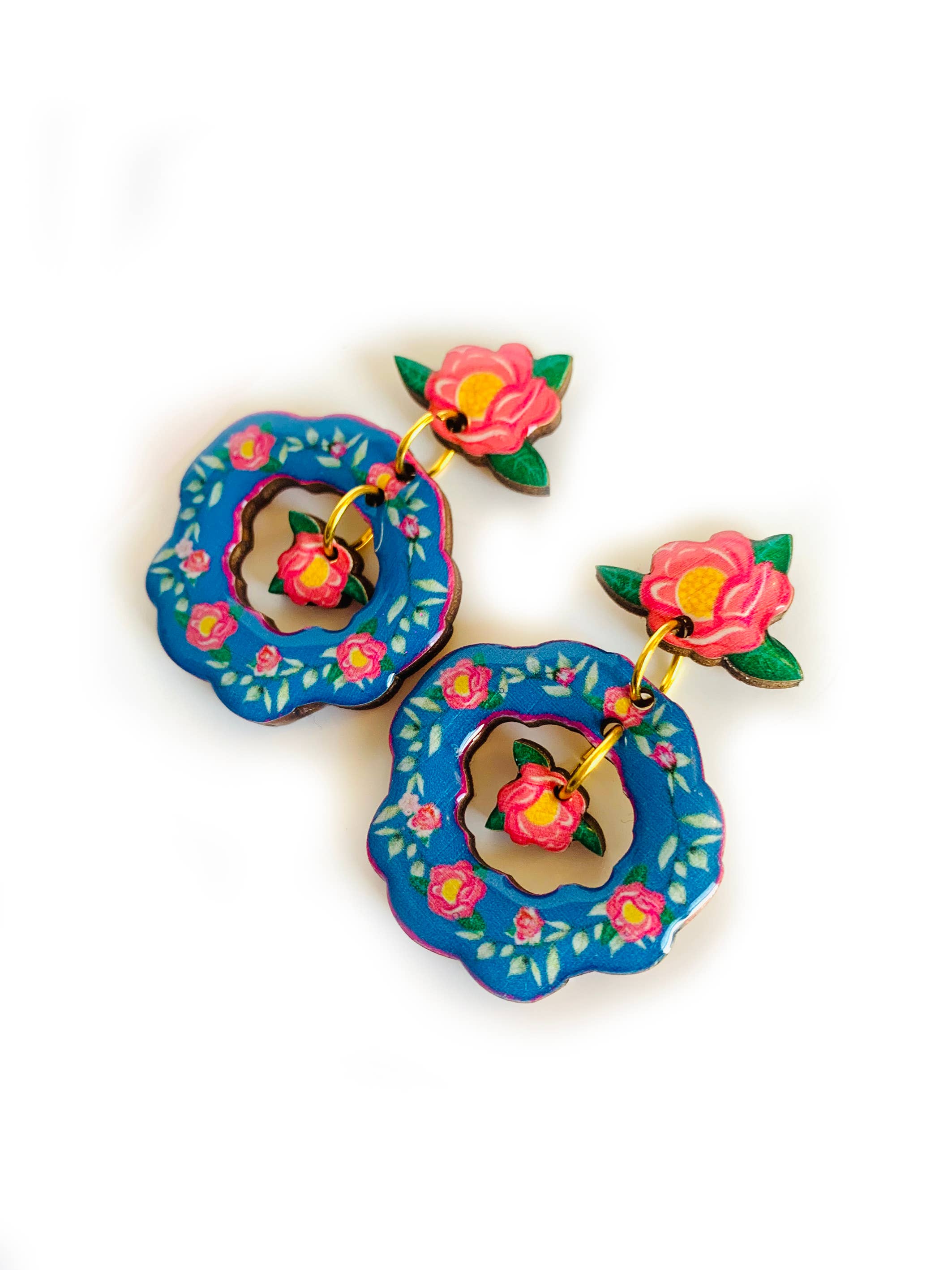 Rosie Rose Parker – Großhandel Ohrhänger – Blumige Statement-Ohrhänger mit blauen Blumen für den Sommer10