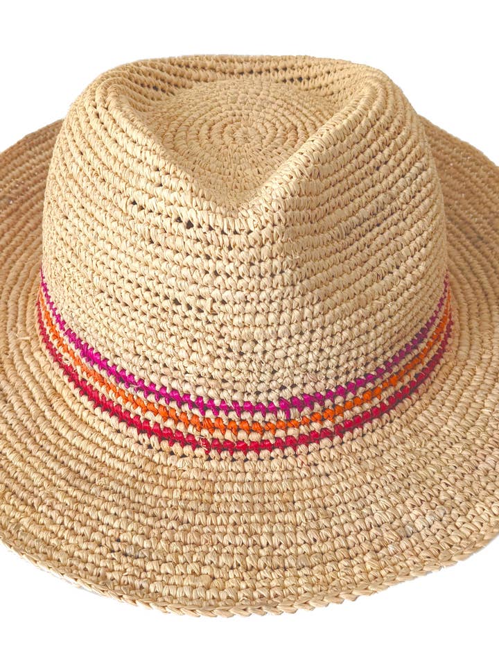Chapeau de soleil fedora en crochet de paille de raphia avec détail rayé pour la vente par Frost Hats