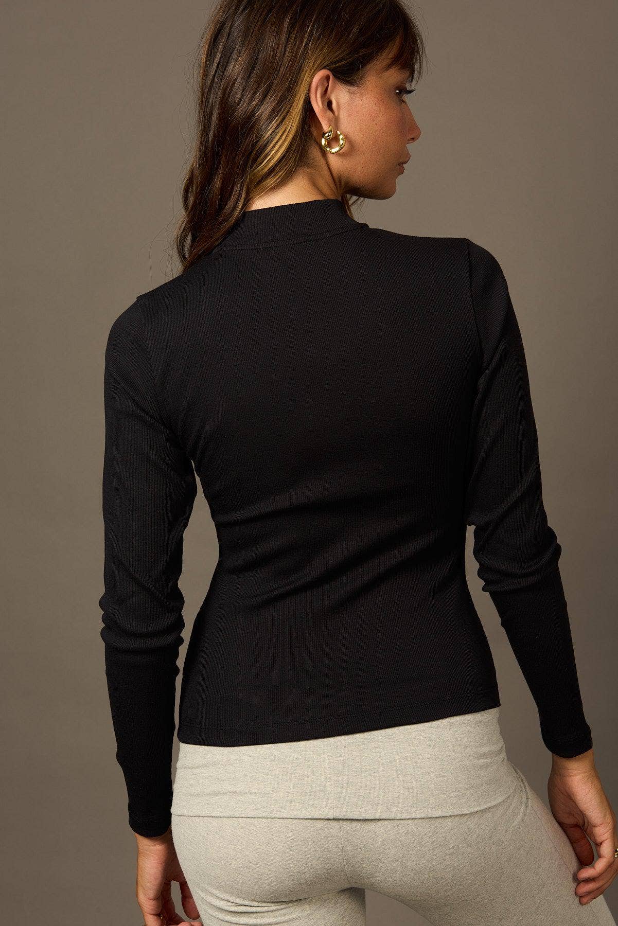 Black Invisible Zip Jacket en Negro for wholesale on Faire6