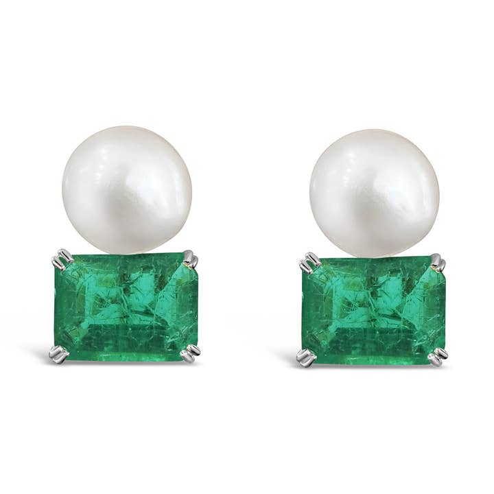 Ohrstecker mit großer Knopfperle und künstlichem grünem Smaragd, Omega-Rückseite für den Großhandel von Barrocos