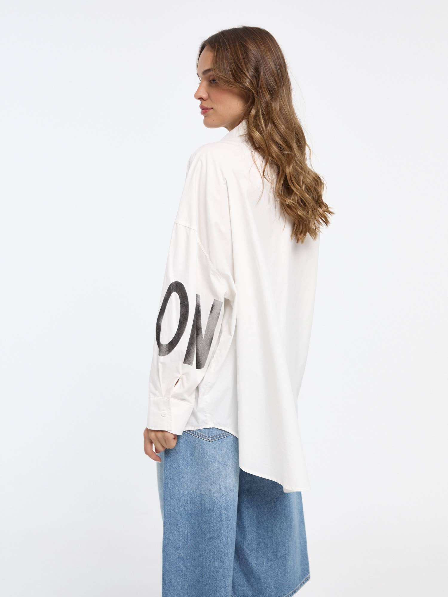 SWEET MAGIC MODA Y COMPLEMENTOS - Vendita all'ingrosso Camicia button down - Donna - CAMICIA OVERSIZE CON LETTERE2