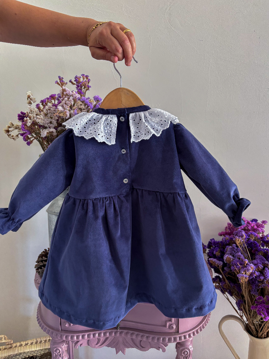 Maria Jasmim Baby & Child – wholesale Klänning – Barn – Marinblå Sammet Klänning med Engelskt Broderad Krage1
