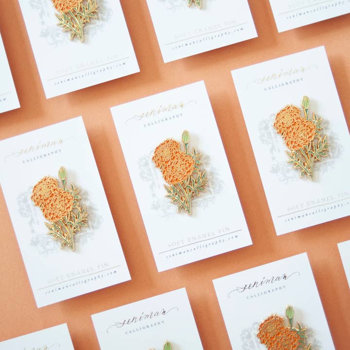 Seniman Calligraphy - Vendita all'ingrosso Spilla da bavero - Spilla smaltata calendula2