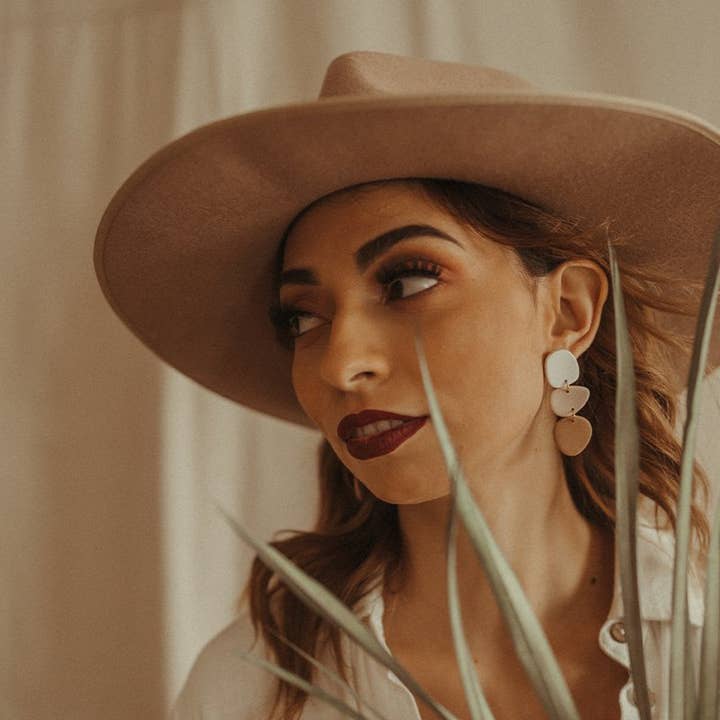 Corvega Clay Goods - Vendita all'ingrosso Orecchini pendenti - Tessa in bianco caldo, nudo e marrone chiaro2