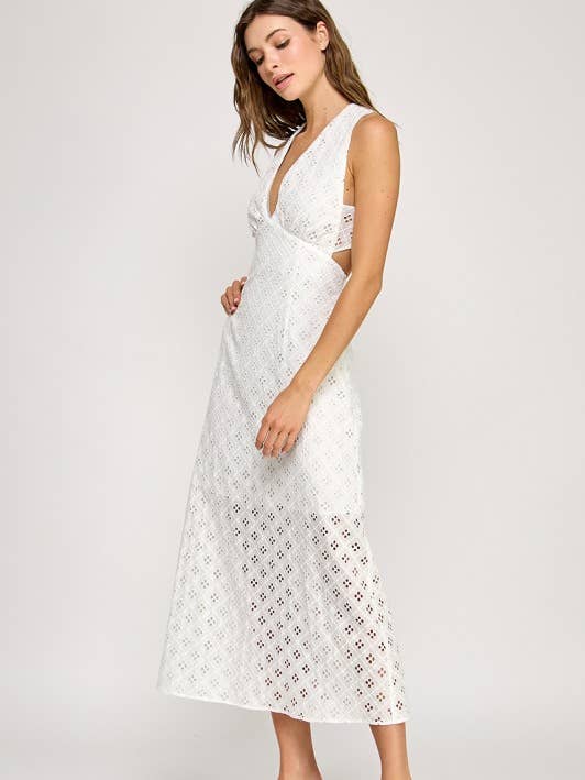 ROBE LONGUE SANS MANCHES À ŒILLETS AVEC DÉTAIL DOS OUVERT pour la vente par Miss Love