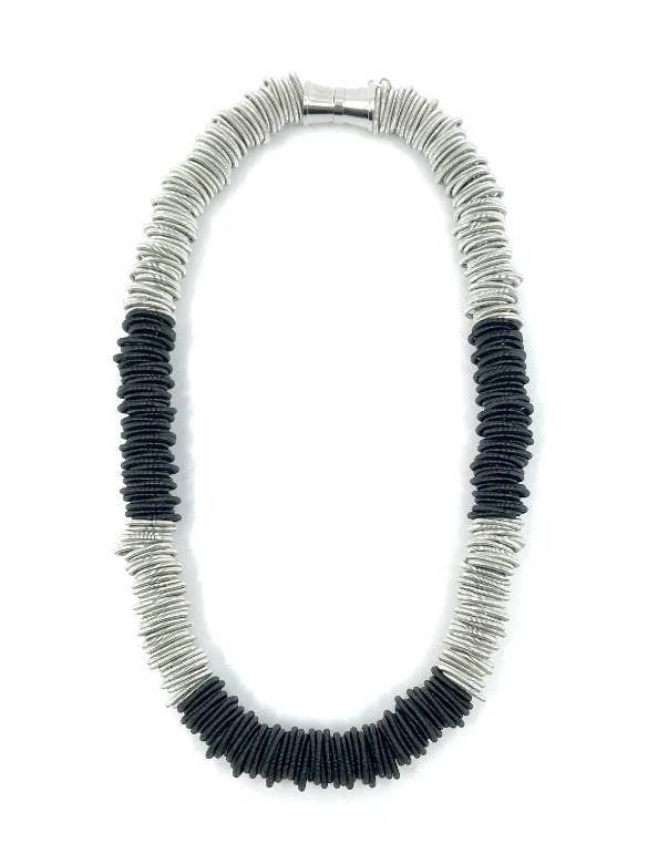 S70 a - Collana con anello a molla con sezione argento/nero per la vendita all'ingrosso da parte di Sea Lily