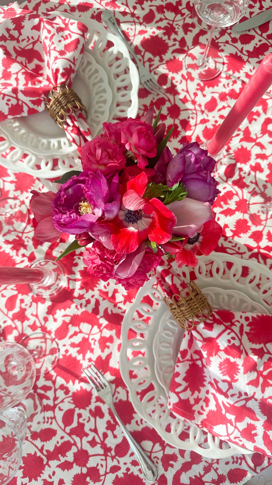 Sara Khatib Design - Vendita all'ingrosso Tovaglie - TOVAGLIA FIORI DI MIRTILLO LUMINOSI1