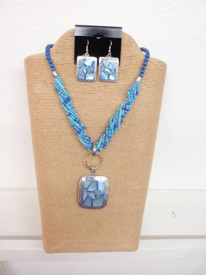 MADERA AZUL VAQUERA CON HEISHE RETORCIDO CON COLGANTE RECTANGULAR para venta al por mayor de International Duru's