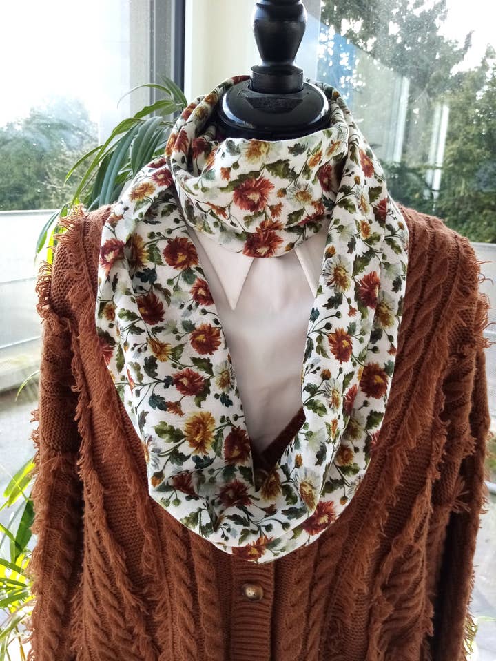 Sciarpa collo doppio tessuto di mussola di cotone floreale rossa per la vendita all'ingrosso da parte di Esmée AccessoriesNco