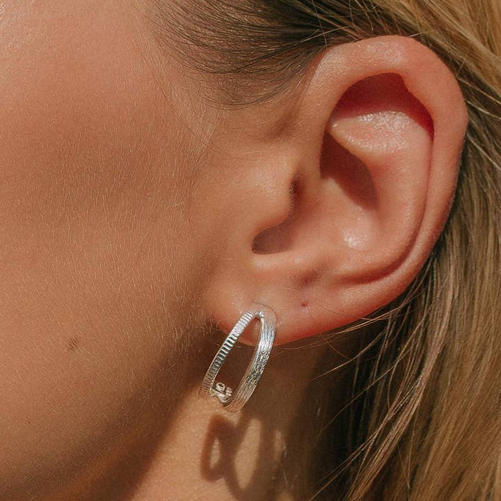 Orecchini a cerchio Gratitudine Natura per la vendita all'ingrosso da parte di Charlotte's Web Jewellery