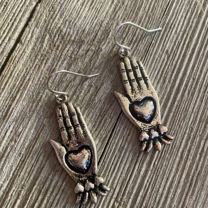 Herz-in-Hand-Ohrringe (Silber) - Geschenk/Damenmode für den Großhandel von Savannah Hoffman Designs Artisian Jewelry
