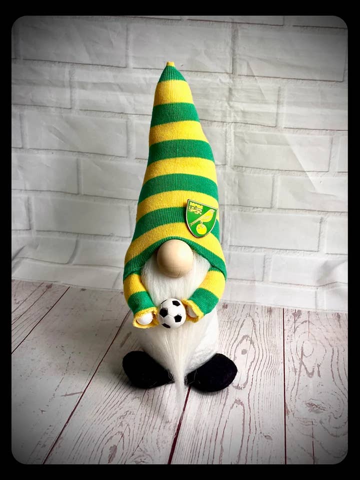 Nain de football du Norwich City FC fait main pour la vente par Forever Gnomes UK Store