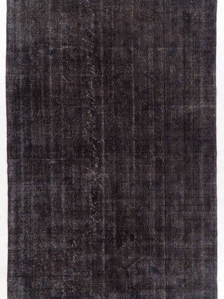 Tapis turc vieilli fait main de 6,5 x 10,6 pieds en gris anthracite pour la vente par Rug Specialist LLC.