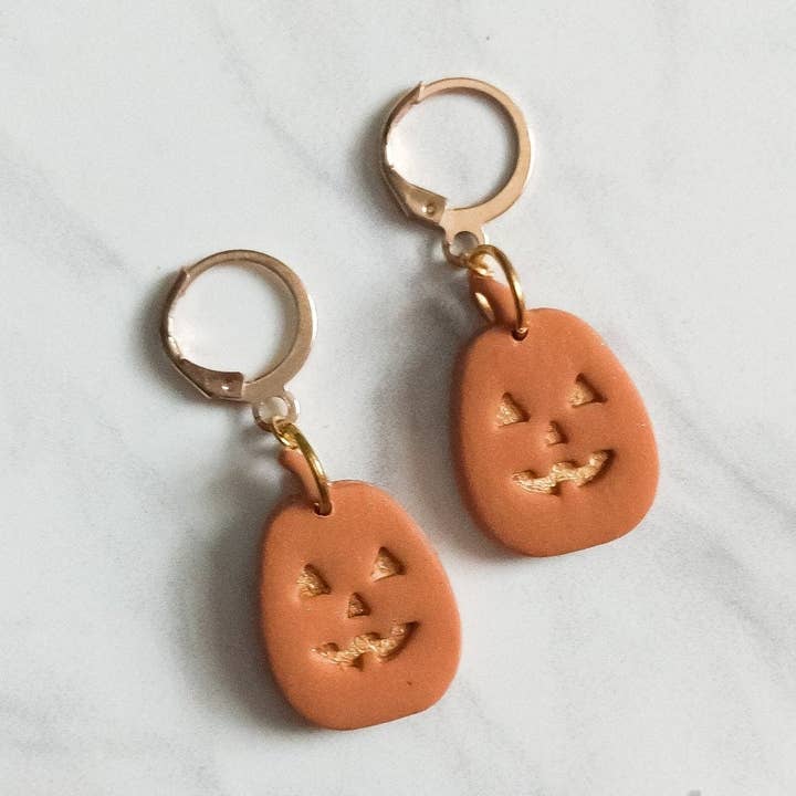Boucles d'oreilles créoles Huggie Jack-o-Lantern en pâte polymère pour elle pour la vente par Designs By Laurel Lane