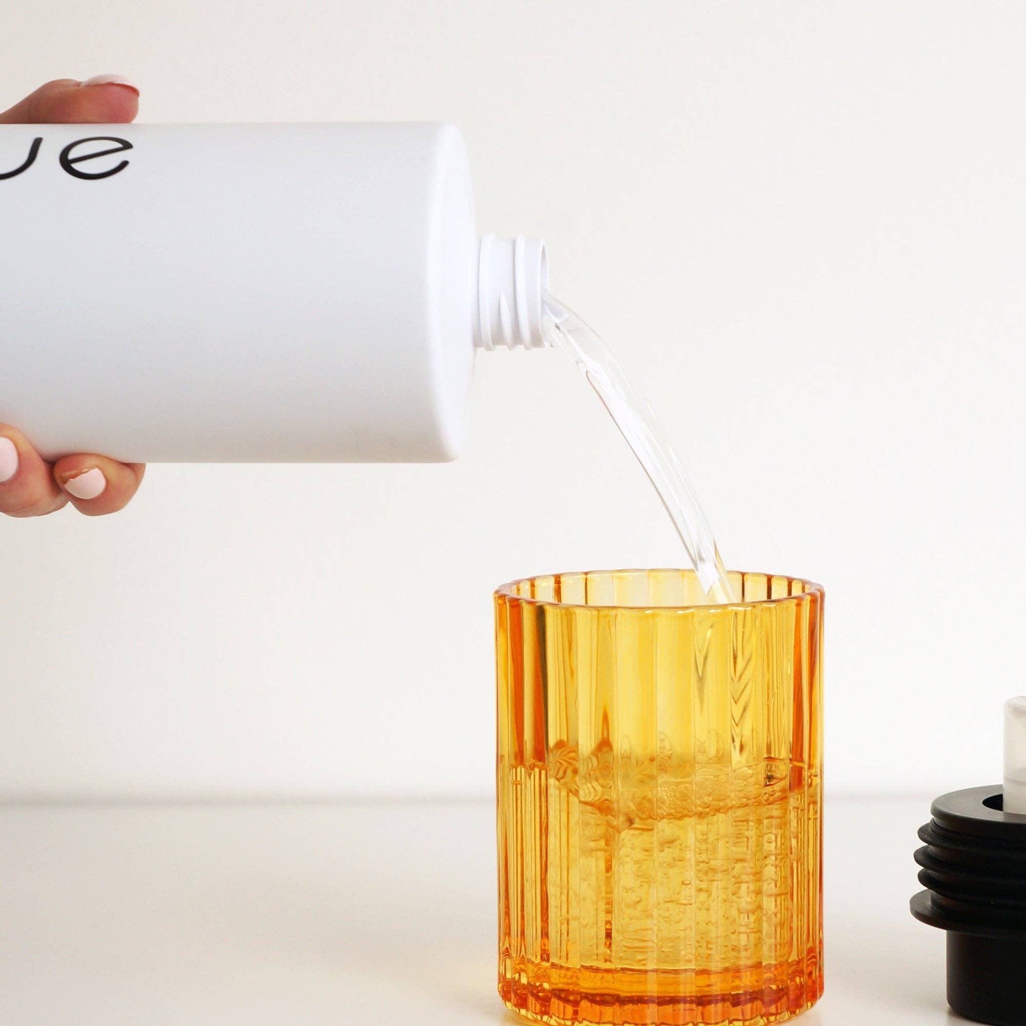 Velnue – wholesale Tvåldispenser – Väggmonterad skumbaserad tvåldispenser i bärnstensglas | Wave2