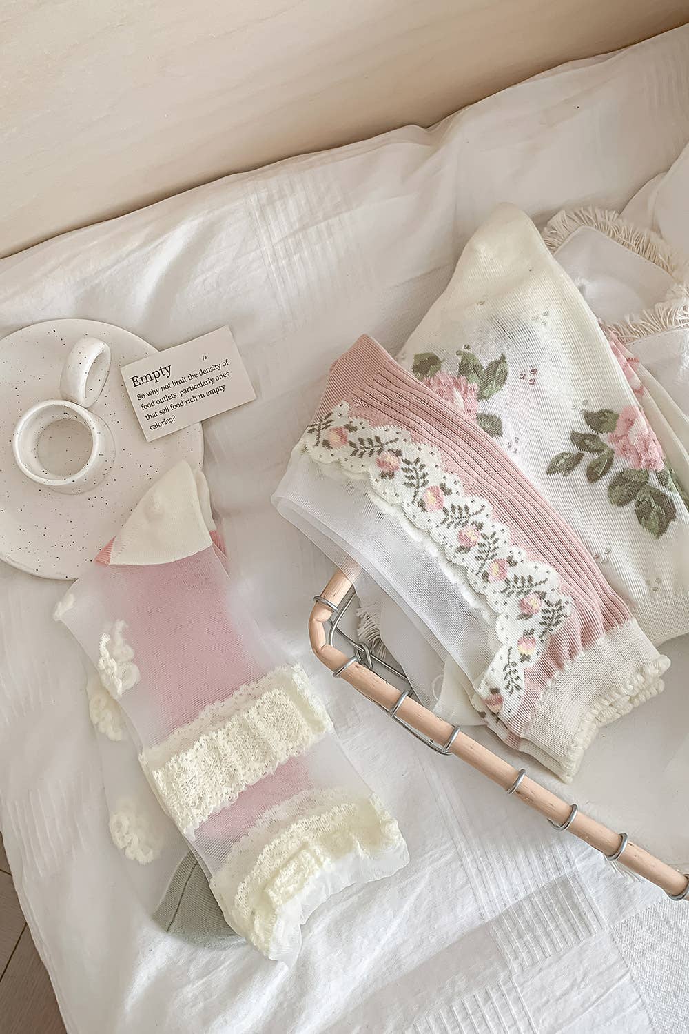 Rose Chaussettes transparentes avec dentelle florale 🤍🌸 en vente sur Faire4