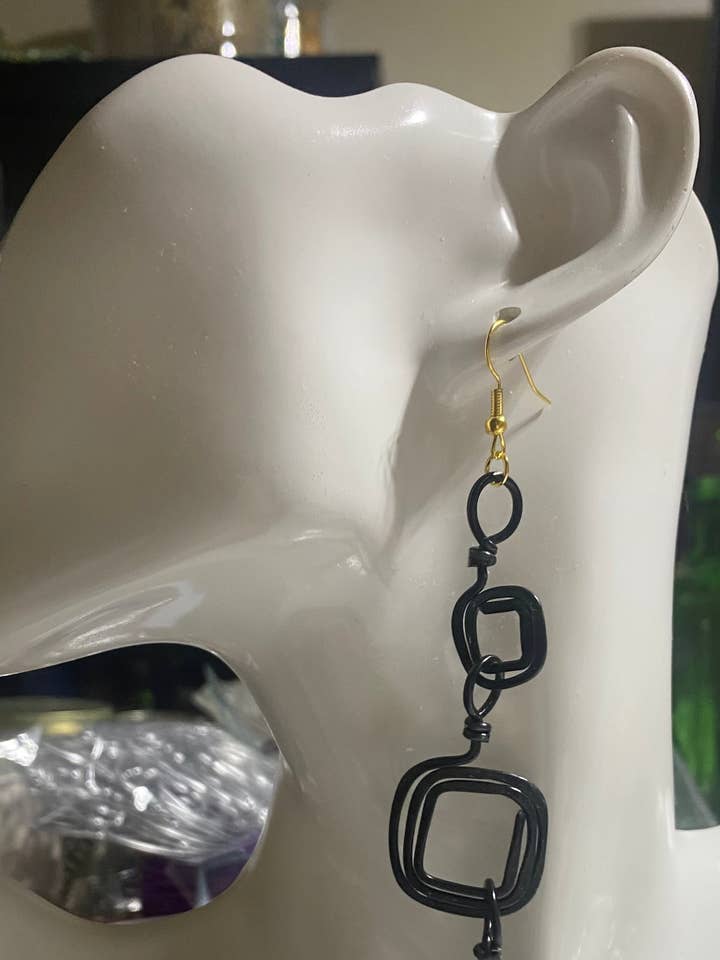 Orecchini a spirale quadrata pendente per la vendita all'ingrosso da parte di Angela Catirina Jones