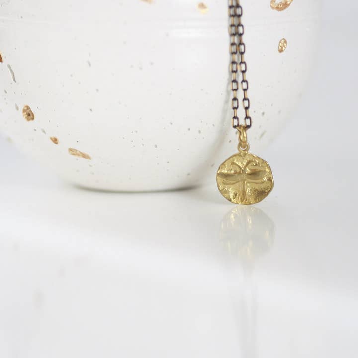 Collier en forme de libellule en laiton délicat | Spiritualité pour la vente par Kaiko Studio