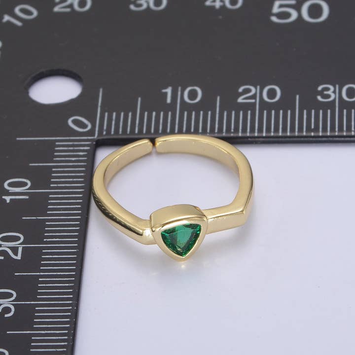 Aim Eternal - Vendita all'ingrosso Anelli con pietra singola/solitario - Anello elegante in oro con triangolo rovesciato verde con zirconia cubica cubica