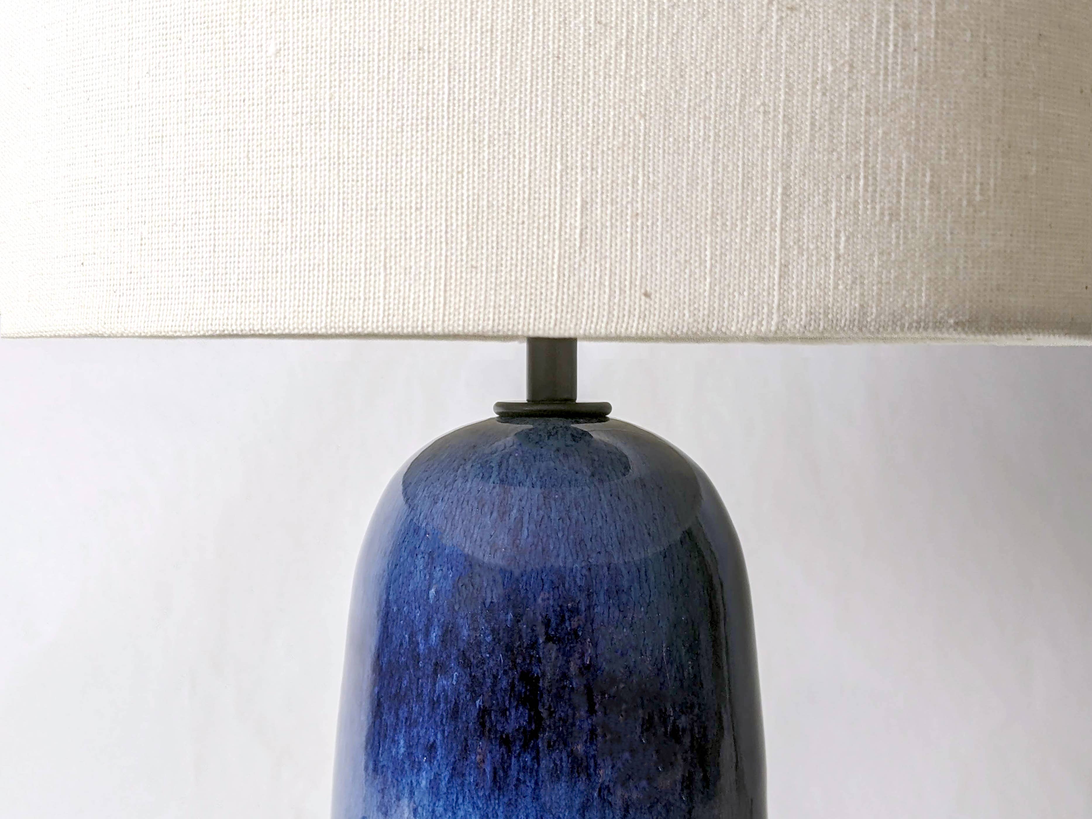 DEBARRO - Furniture | Lamps | Ceramics | Handmade - Venta al por mayor Lámparas decorativas/de escritorio - Lámpara de mesa artesanal edición limitada en azul marino2