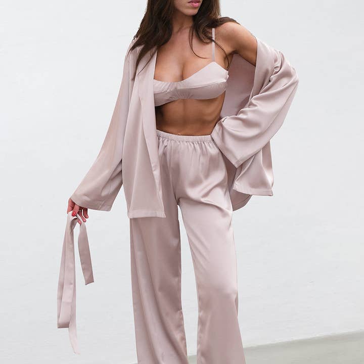 Pyjama trois pièces pour femmes en satin, sexy et confortable, automne-hiver, avec manches longues et pantalon. pour la vente par Serene Couture