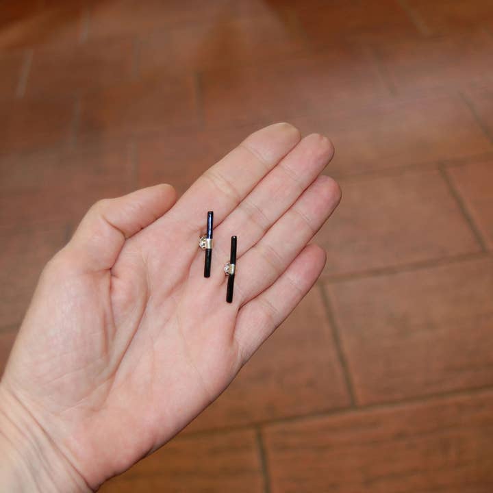 Kreitto jewels – wholesale Stud/post earrings – Black coral stud earrings3