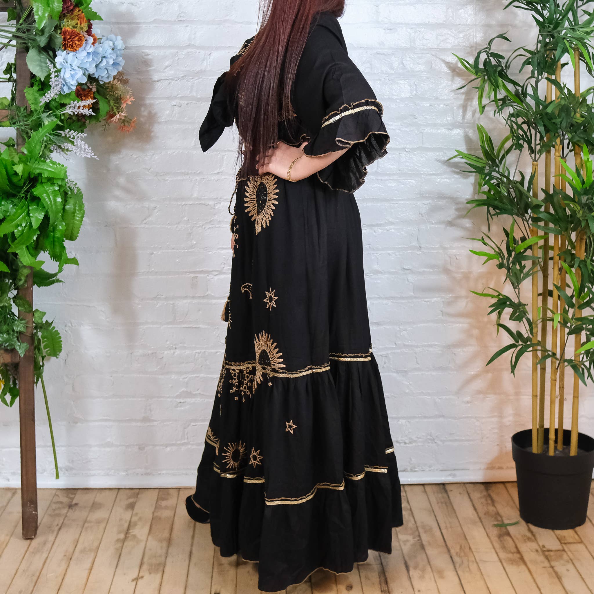 Karma Nepal Crafts – Großhandel Set aus Oberteil und Rock – Damen – Fließender, gestufter Rock mit Handstickerei und Oberteil mit Rüschenärmeln1