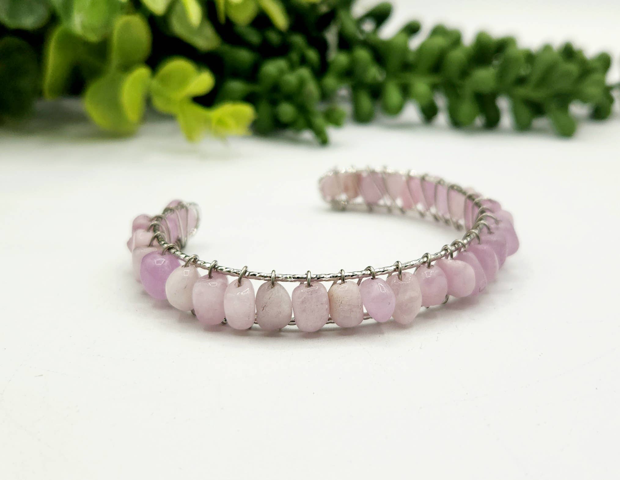 Meraki Gemstones - Venta al por mayor Pulseras tipo brazalete - Brazalete/Pulsera de Kunzita con Alambre Envolvente 18kt. con Recubrimiento de Oro